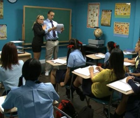 Один парень в классе среди девушек-студенток кончил при всех на уроке