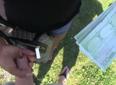 Беспонтовый мужчина предложил секс за деньги мулатке на улице