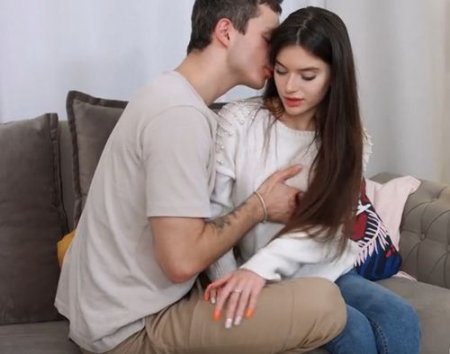 Русская красивая шатенка застенчиво ведётся на секс с новым парнем