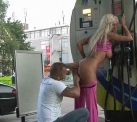 Публично трахнул на заправке зрелую секси женщину с тату на бедре Публично трахнул на заправке зрелую секси женщину с тату на бедре