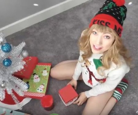 Распаковала подарки на новых год в ожидании когда парень выебет