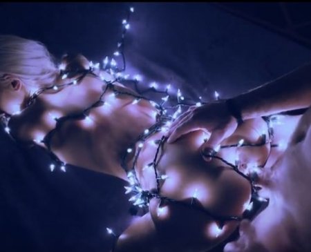 Поебал девушку в гирлянде при тусклом свете маленьких лампочек Поебал девушку в гирлянде при тусклом свете маленьких лампочек