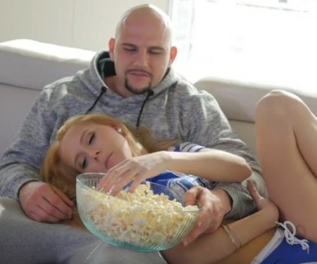 С большой любовью красивым членом наполнил спермой киску