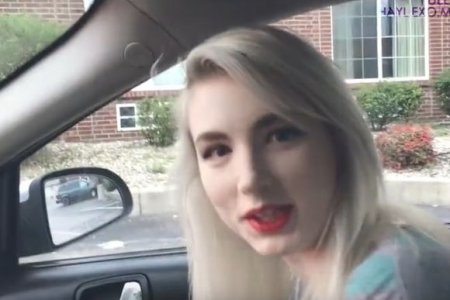 Дал ей в рот и присунул перед тем, как отвезти на работу Дал ей в рот и присунул перед тем, как отвезти на работу