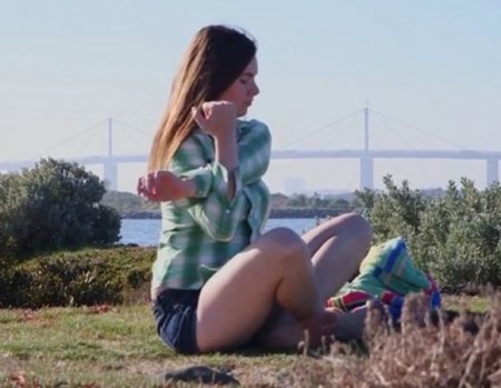 Сочная молодая девушка теребит волосатую шмоньку на берегу