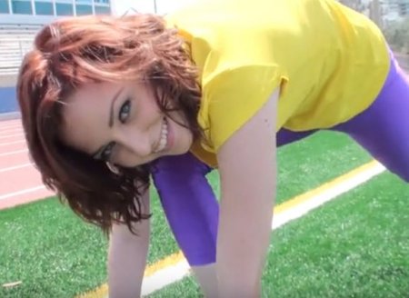 Уломал на секс в туалете стадиона и выебал в пизду спортсменку