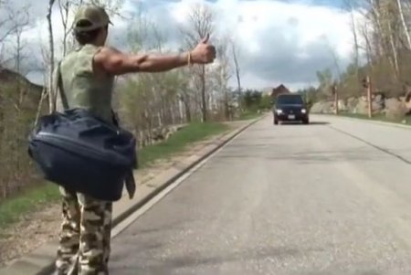 На природе трахнулась с автостопщиком и бросила голого парня На природе трахнулась с автостопщиком и бросила голого парня