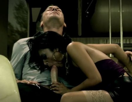 Трахнулась с каким-то чуваком и отсосала незнакомцу в поезде