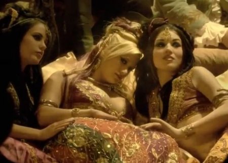 Гаремная порно сцена с красивой оргией в золотом дворце