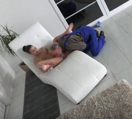 Старый дедок позарился на молодую киску хозяйки, лижет и ебёт её