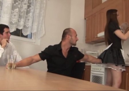 Бисексуальное мжм трио на кухне с другом мужа и молодой женой