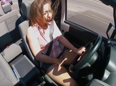 Копы поймали сучку которая дрочит за рулём и на допросе отымели Копы поймали сучку которая дрочит за рулём и на допросе отымели