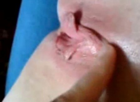 Молодая пизда на домашнюю вебку ласкает клитор пальчиком и кончает