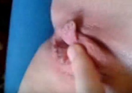 Молодая пизда на домашнюю вебку ласкает клитор пальчиком и кончает