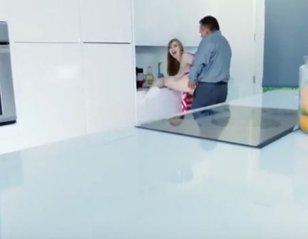 Муж трахнул крепко застрявшую на кухне няню и с ней жестко изменил Муж трахнул крепко застрявшую на кухне няню и с ней жестко изменил