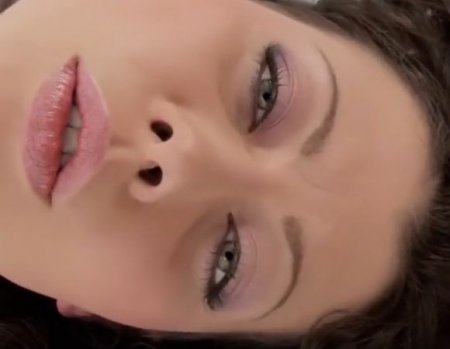 Вибратор в руках красивой девушки в ночнушке помогает получить оргазм