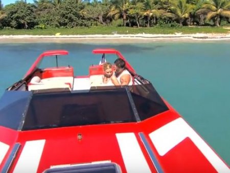 Покаталась на катере нового парня и потрахалась с ним на острове