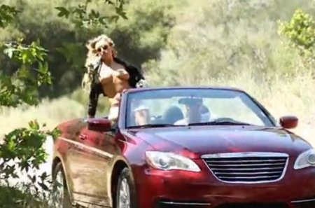 Красивая автостопщица с голыми сиськами отдается незнакомцу