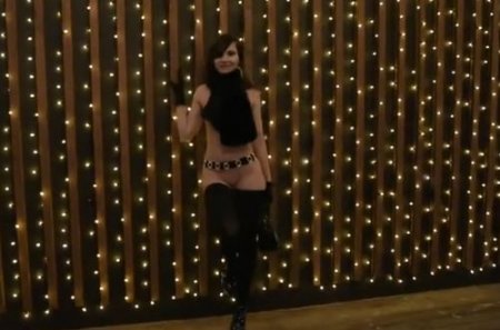 Зимняя эротическая ню сессия голой стройной девушки на улице Зимняя эротическая ню сессия голой стройной девушки на улице